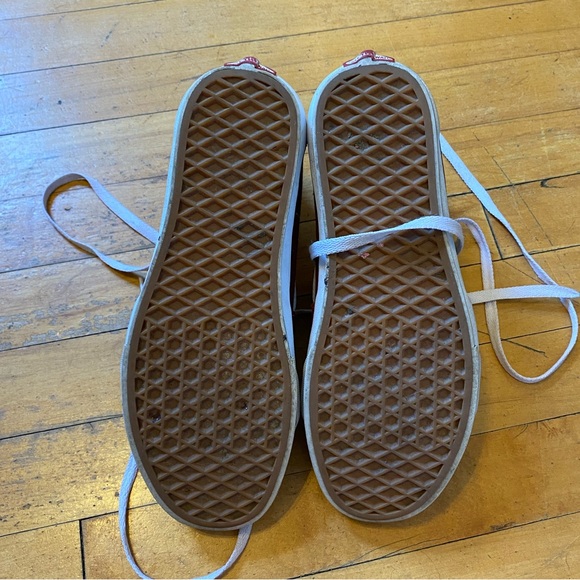 Van’s High Top Red sneaker—classic style - Picture 6 of 7